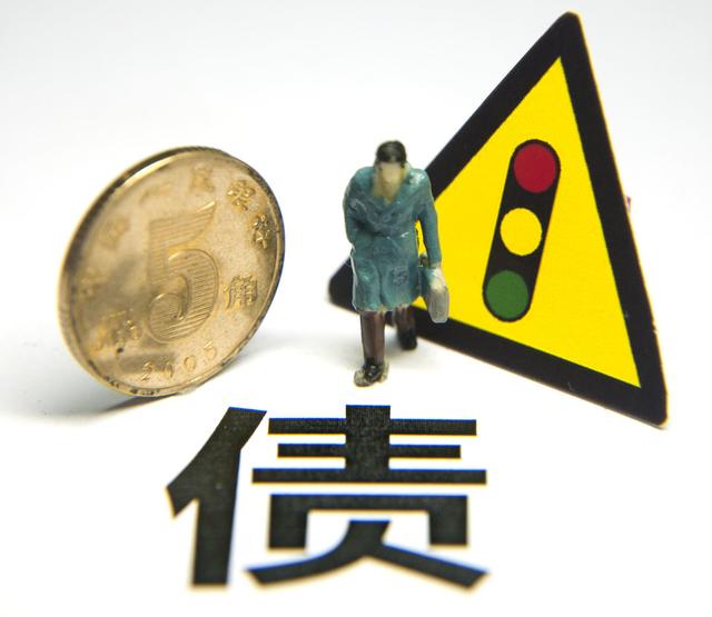 民间借贷老赖欠钱不还，可以向他的父母家人追债吗？